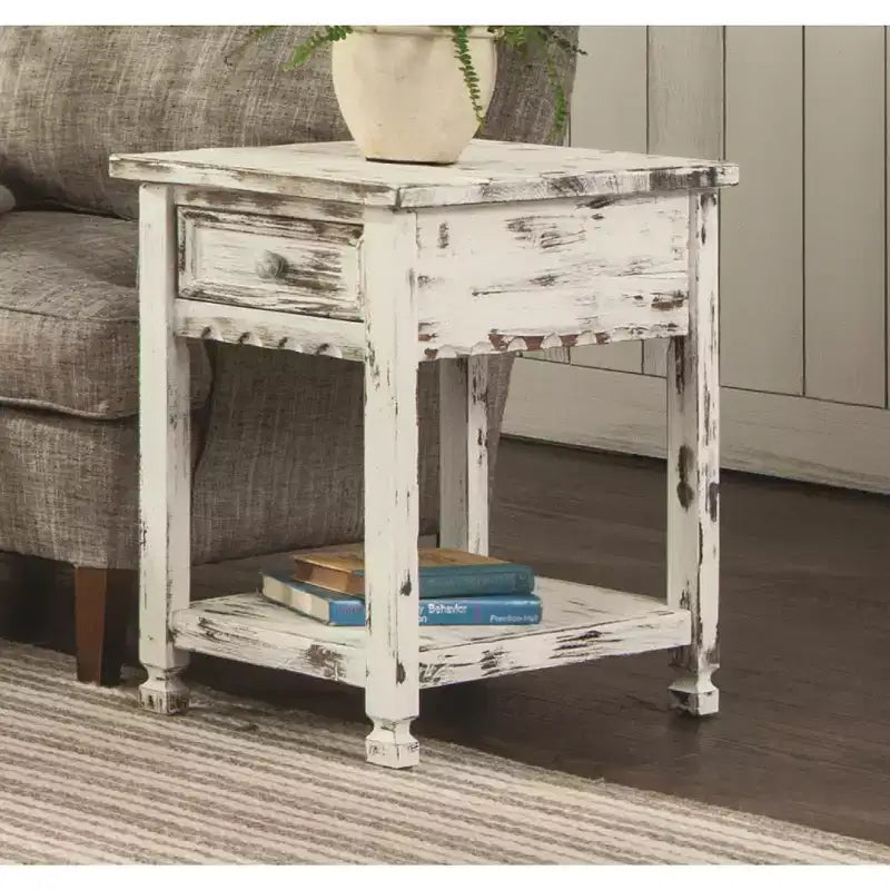 Table d'appoint rustique avec 1 tiroir et 1 étagère, finition blanc patiné et pieds tournés carrés