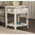 Table d'appoint rustique avec 1 tiroir et 1 étagère, finition blanc patiné et pieds tournés carrés