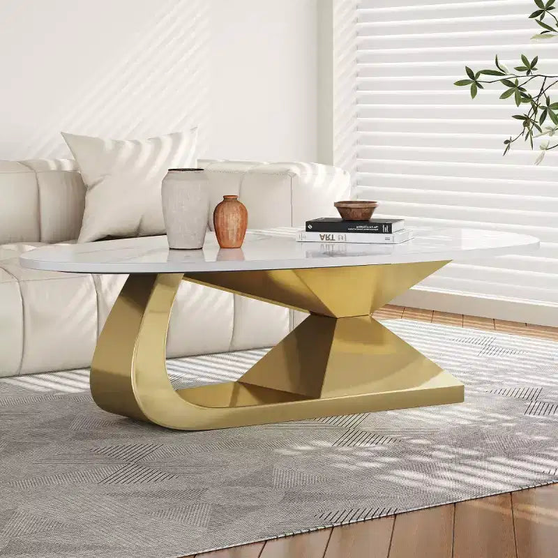 Table basse moderne en pierre frittée avec base sculpturale en acier inoxydable, en forme de galet imitation marbre
