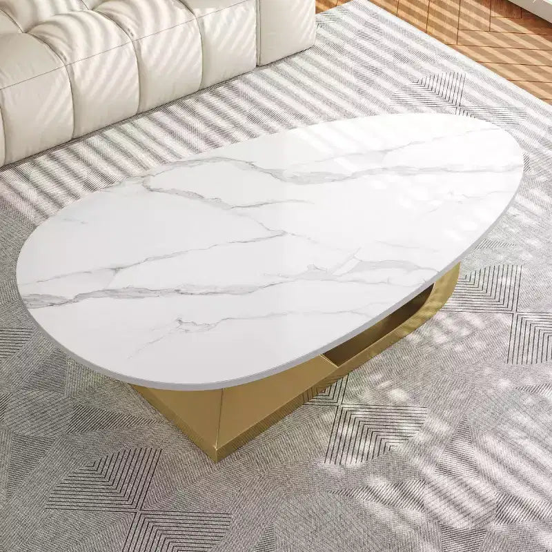 Table basse moderne en pierre frittée avec base sculpturale en acier inoxydable, en forme de galet imitation marbre