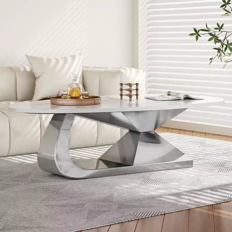 Table basse moderne en pierre frittée avec base sculpturale en acier inoxydable, en forme de galet imitation marbre