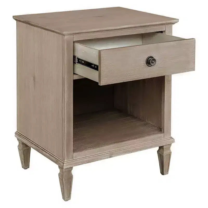 Table de chevet style campagne française, naturel clair, poignée bronze, rangement ouvert